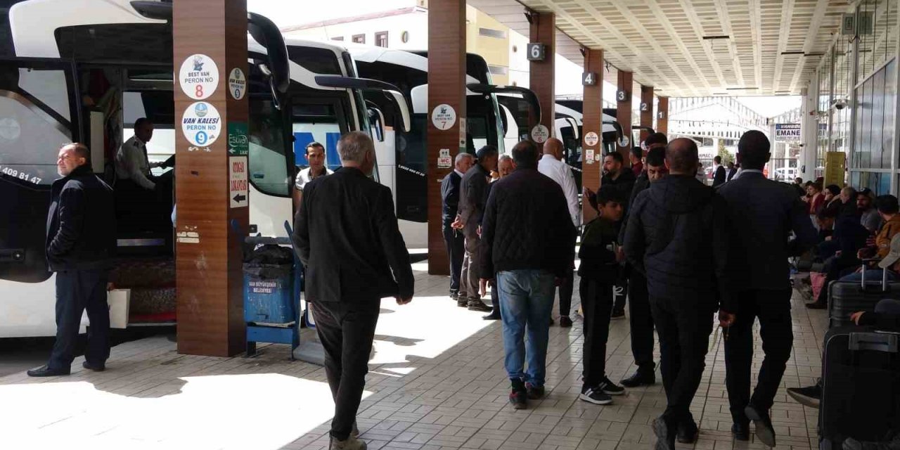 Van’daki otogarda bayram yoğunluğu başladı