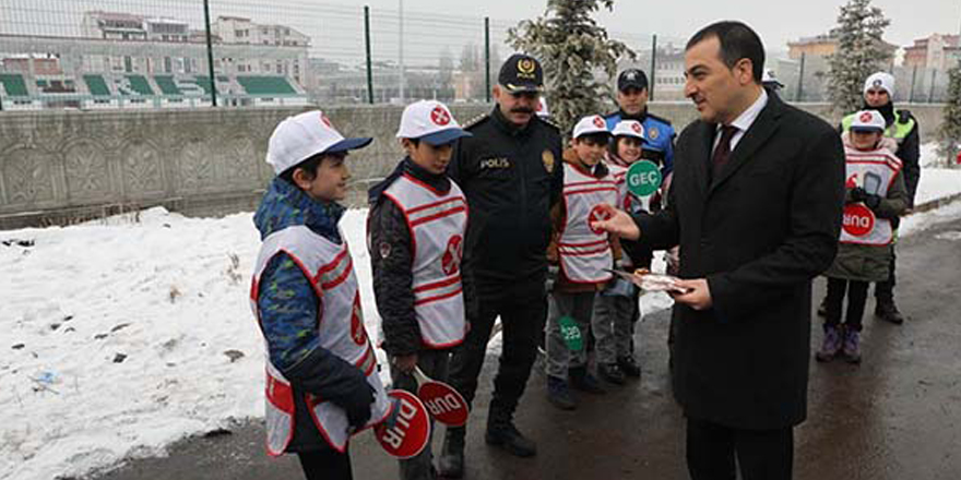 Kars’ta “Trafikte kural bizi hayata bağlar” uygulaması