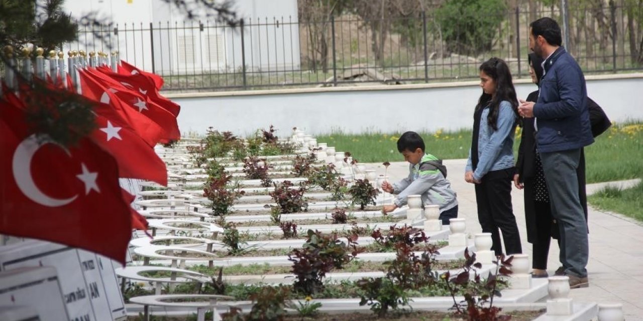 Ramazan Bayramı öncesinde mezarlıklar ziyaretçiyle doldu