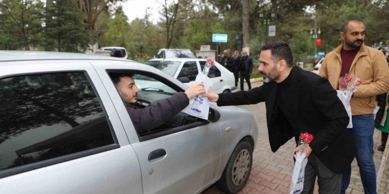 Elazığ Belediyesi, mezarlığa gelen vatandaşlara ikramda bulundu
