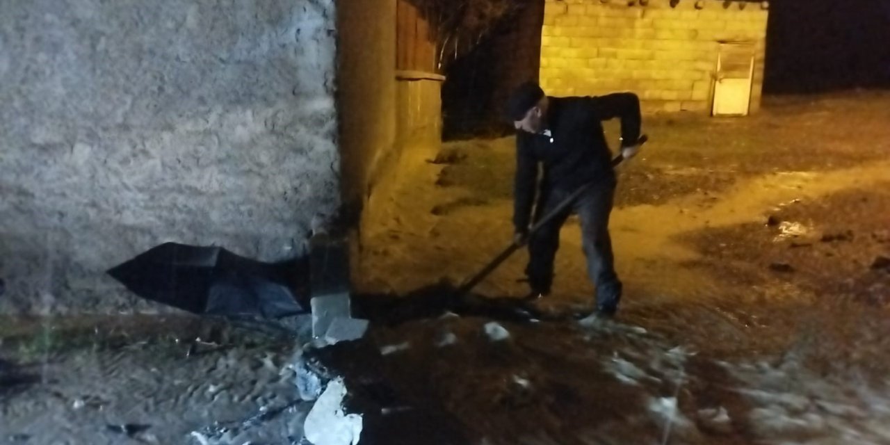 Hakkari’de sağanak yağış sele dönüştü