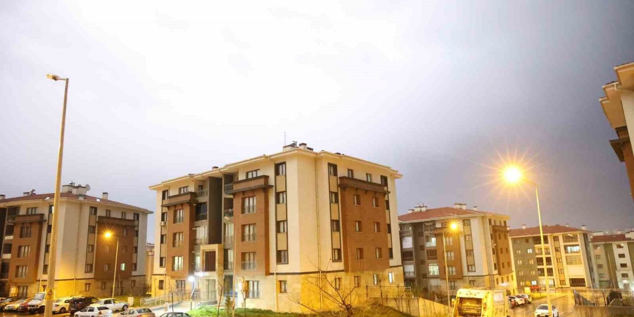 Elazığ’da şimşekler geceyi gündüze çevirdi