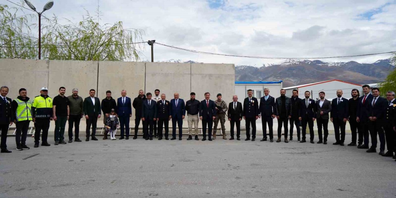 Validen görev başındaki personele bayram ziyareti