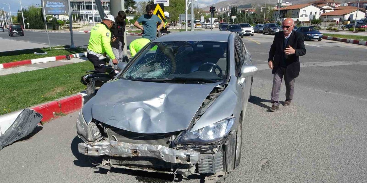 Otomobil ile motosiklet çarpıştı: 2 yaralı