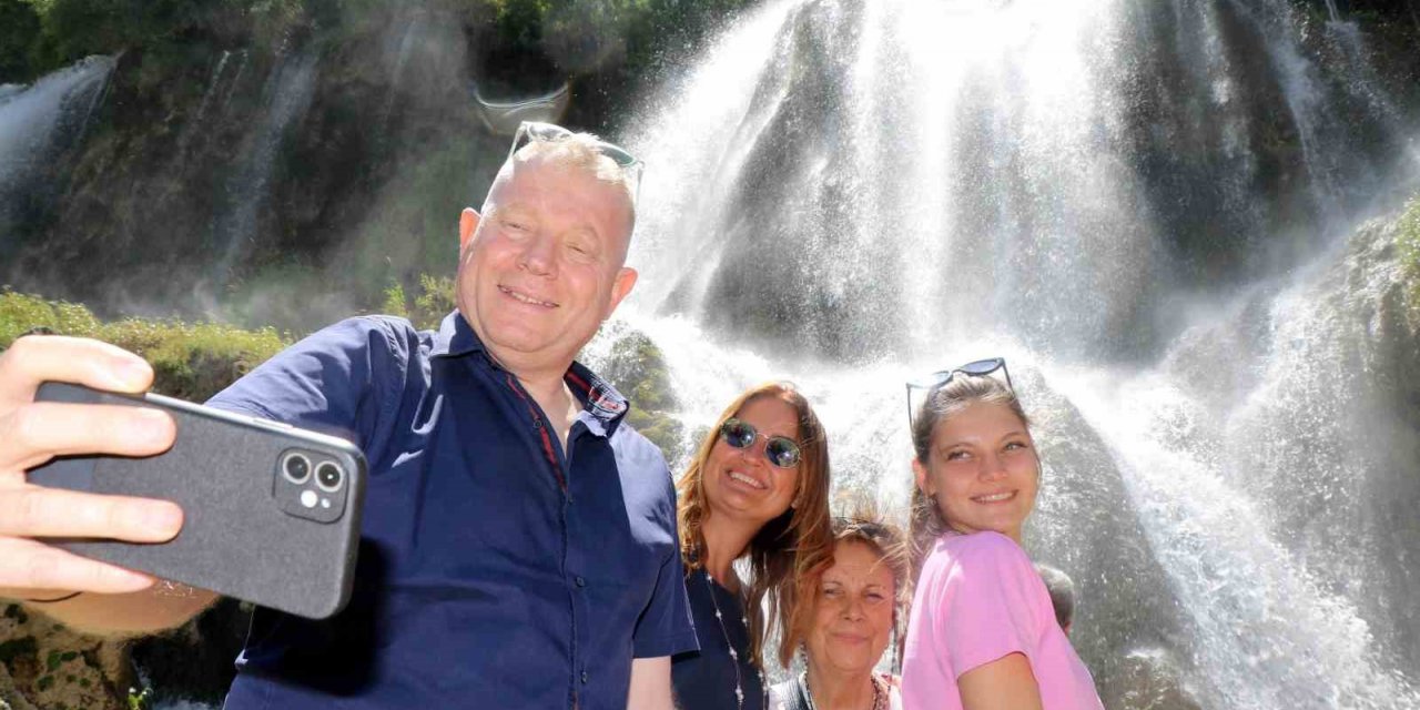 Girlevik Şelalesi bayramda vatandaşların uğrak yeri oldu