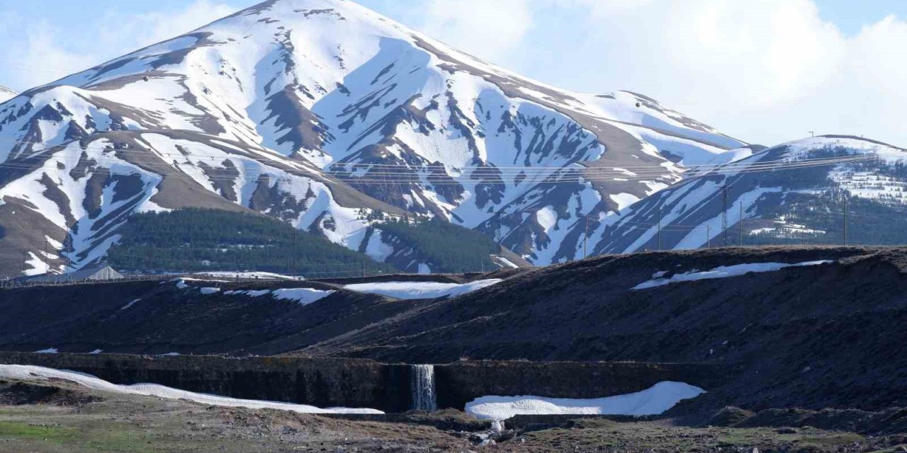 Erzurum’un bir yanı kar bir yanı bahar