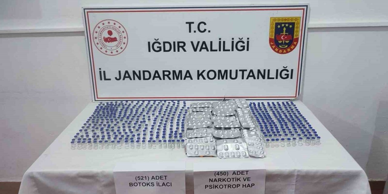 Iğdır’da yabancıların çantasından 521 botoks ilacı ve 450 uyuşturucu hap çıktı