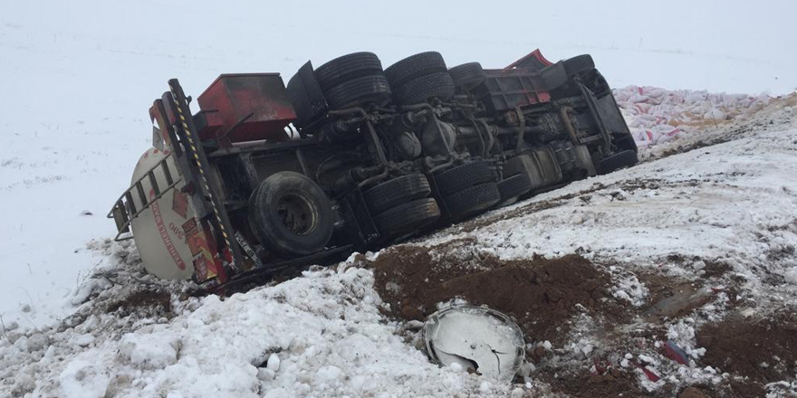 Sarıkamış’ta 2 ayrı trafik kazası: 4 yaralı 