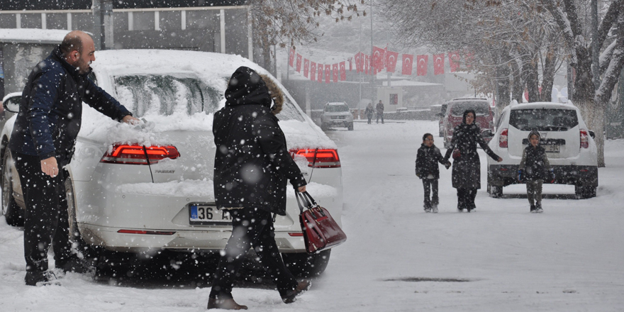 Kars’ta kar yağışı hayatı olumsuz etkiliyor