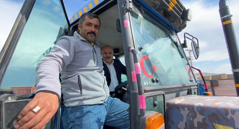 Başkan Sancar, traktör sürüp tohum ekti