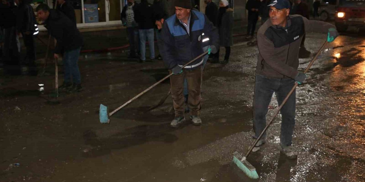 Diyadin’de caddeler tazyikli su ile yıkandı