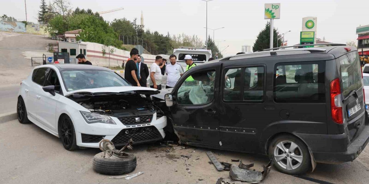 Elazığ’da otomobil ile hafif ticari araç kafa kafaya çarpıştı: 1 yaralı