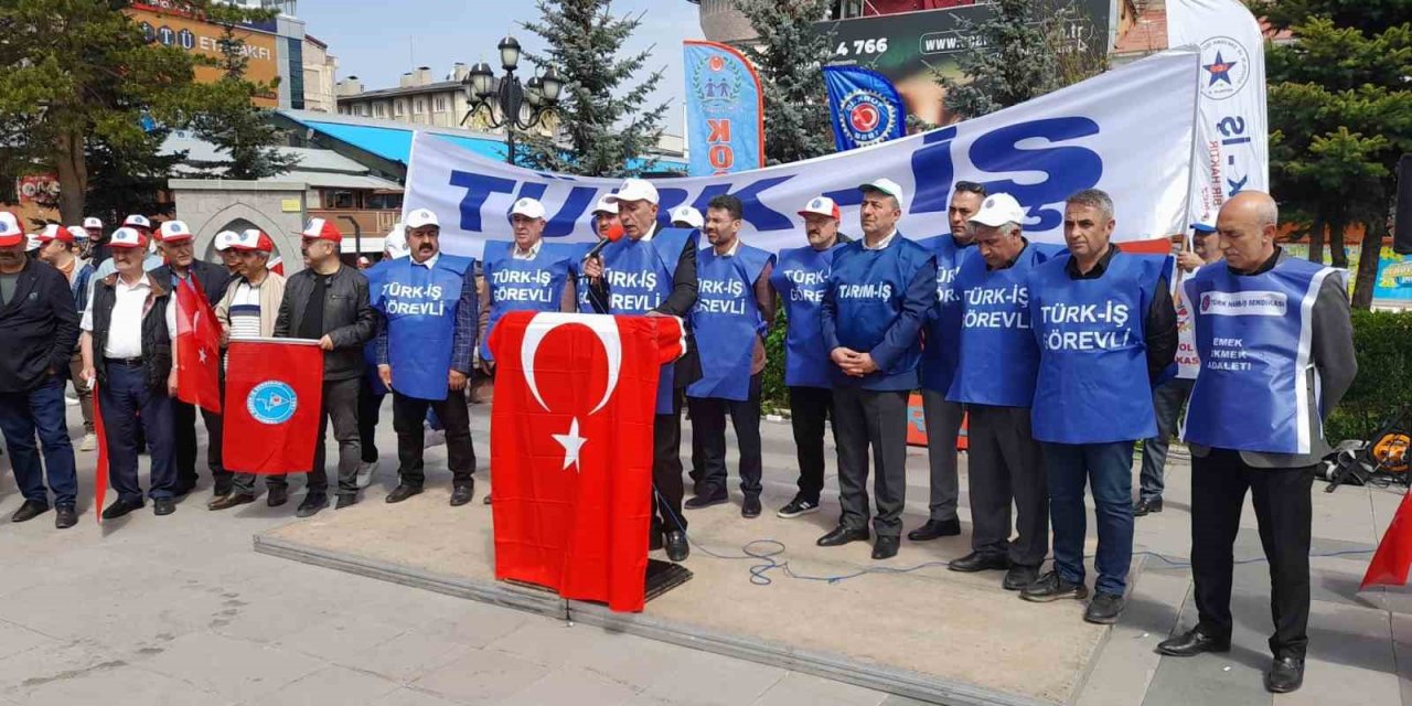 Kent Meydanında 1 Mayıs İşçi Bayramı davul zurna eşliğinde kutlandı