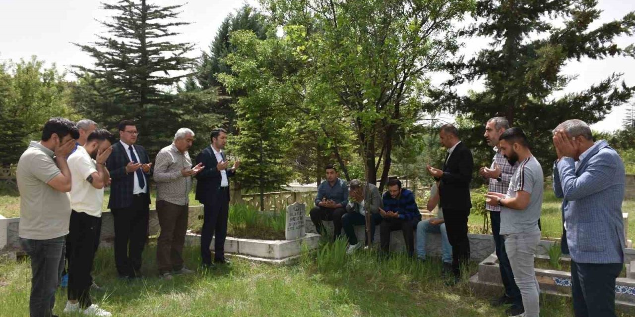 Aytar, kabri başında anıldı