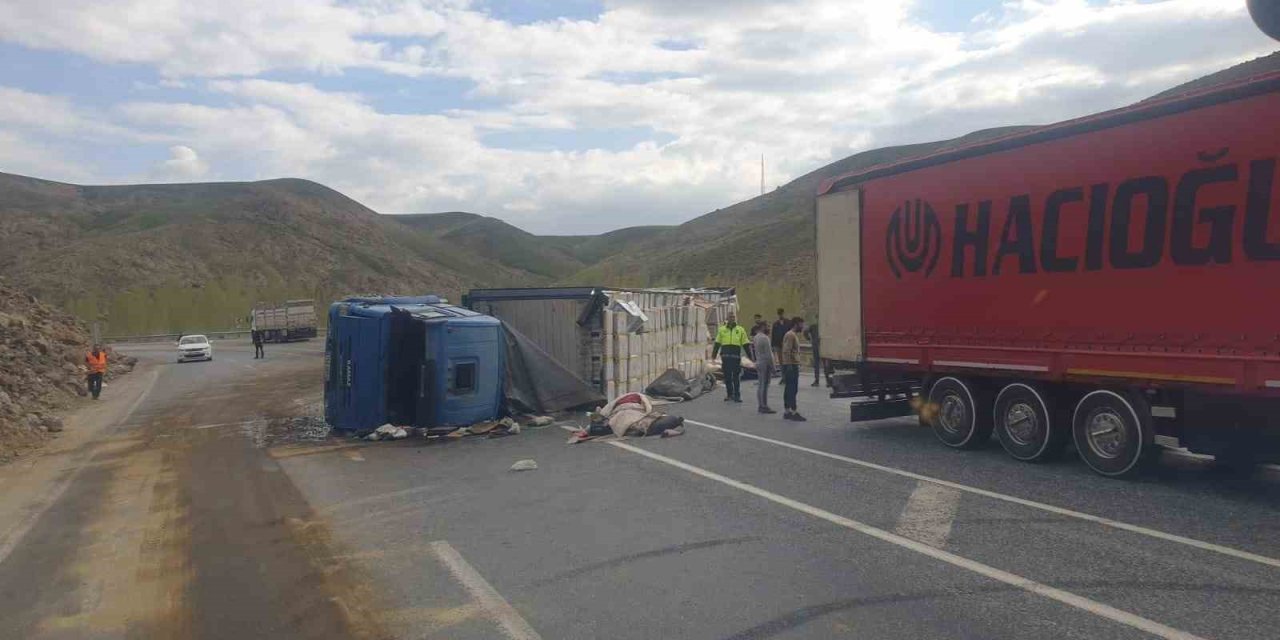 Van’da çay yüklü tır devrildi: 1 yaralı