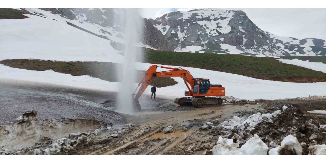 Mayıs ayında karlı yolları aşarak su arızasına müdahale ettiler