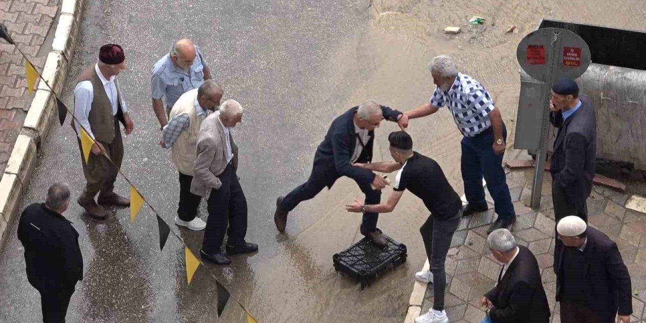 Vatandaşlardan dereye dönen yola ‘kasalı’ çözüm