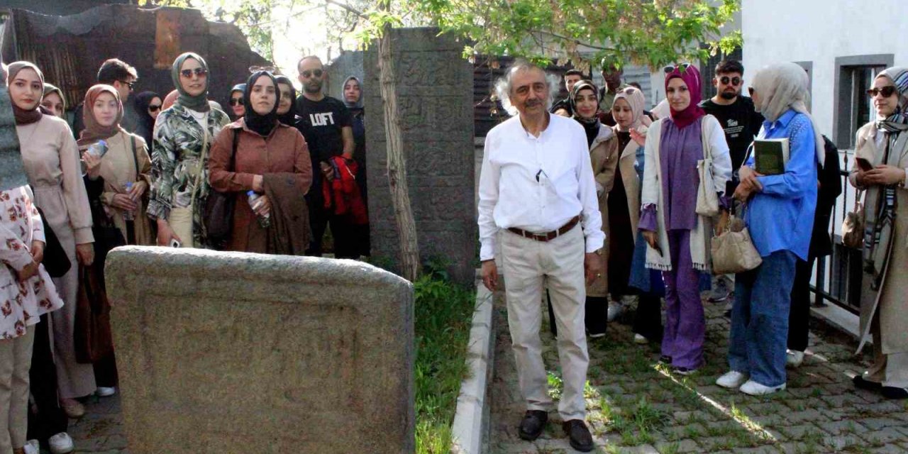 Prof. Dr. Özden; Tarihi şahsiyetlerin mezarları gün yüzüne çıkarılmalı