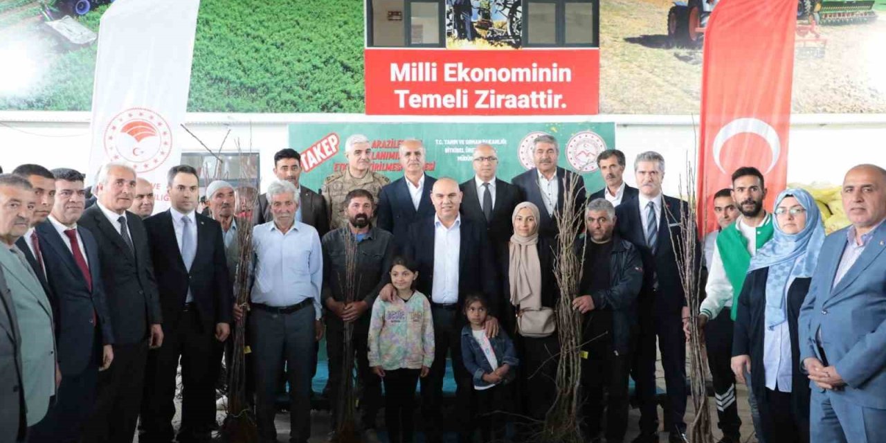 Ağrı’da meyve yetiştiriciliğinin yaygınlaştırılması için 28 bin 800 adet meyve fidanı dağıtıldı