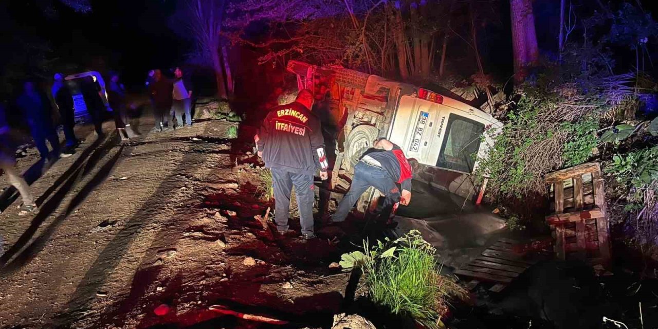 Erzincan’da tarım işçilerini taşıyan minibüs su kanalına devrildi: 6 yaralı