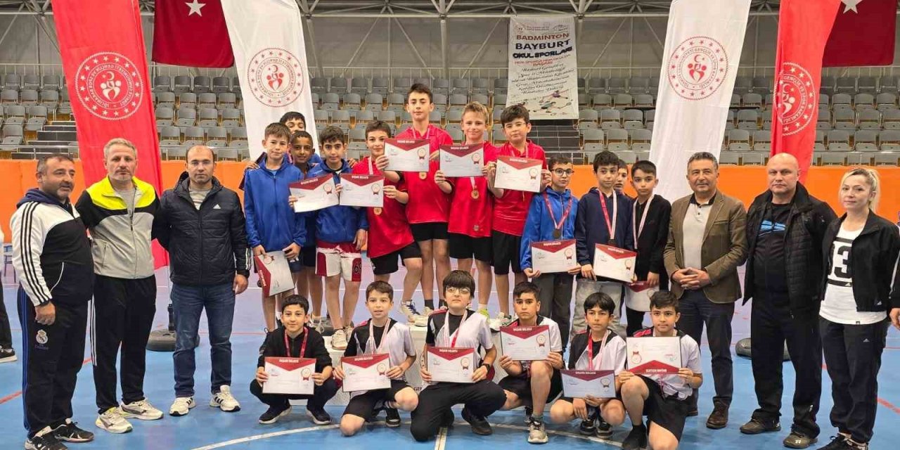 Erzincanlı badmintoncular Bayburt’ta grup birincisi oldu
