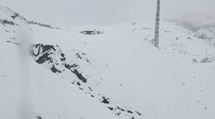 Karlıova’nın yüksek kesimleri beyaza büründü