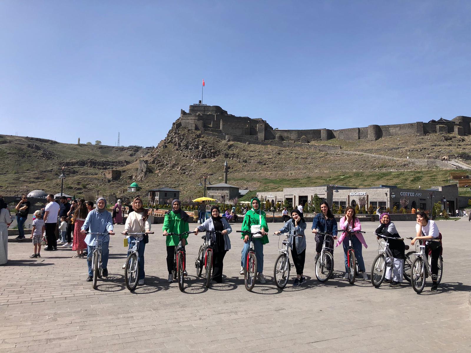 Kars'ta yurt öğrencilerinden bisiklet turu