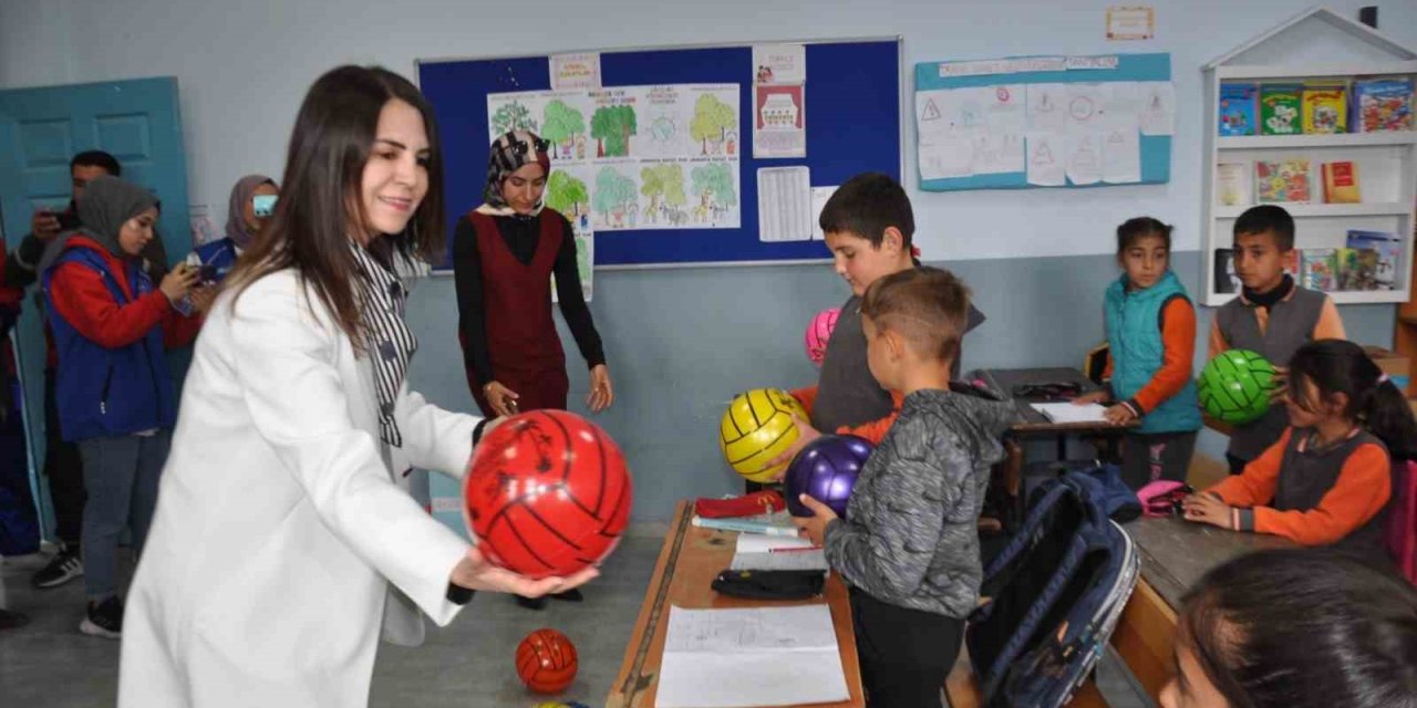 Kars’ta hayırsever iş kadınından öğrencilere destek