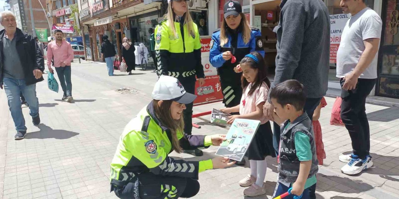 Ağrı’da Trafik Haftası’nda vatandaşlara bilgilendirme