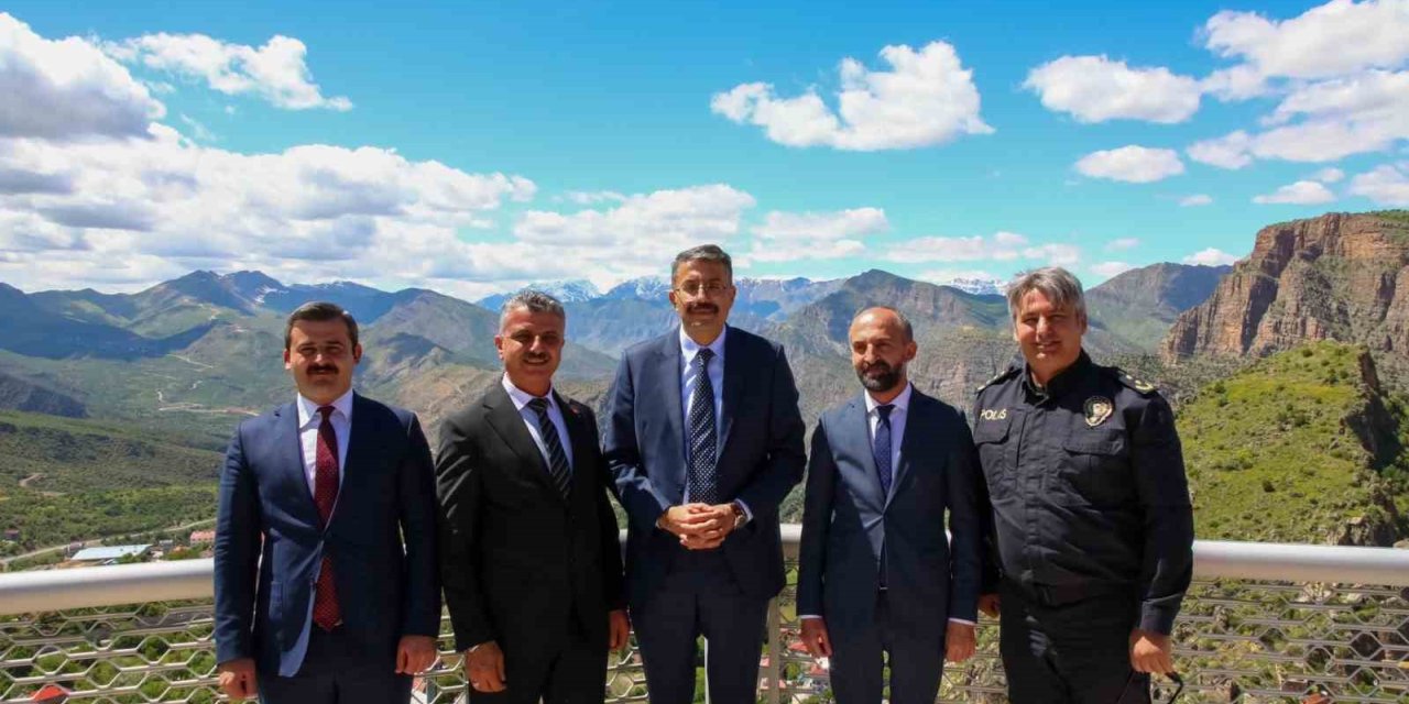 Vali Çelik, Çukurca’ya hayran kaldı