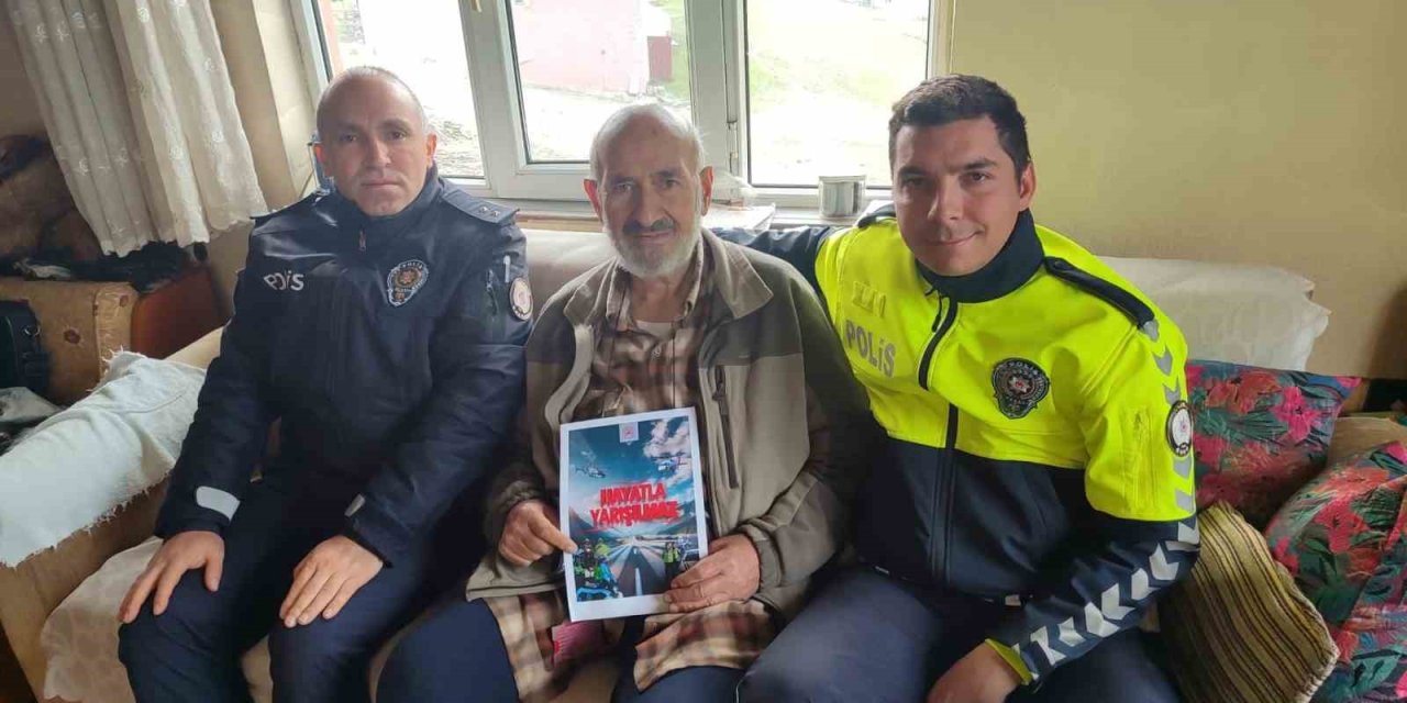 Polis trafik kuralları konusunda vatandaşları bilgilendiriyor