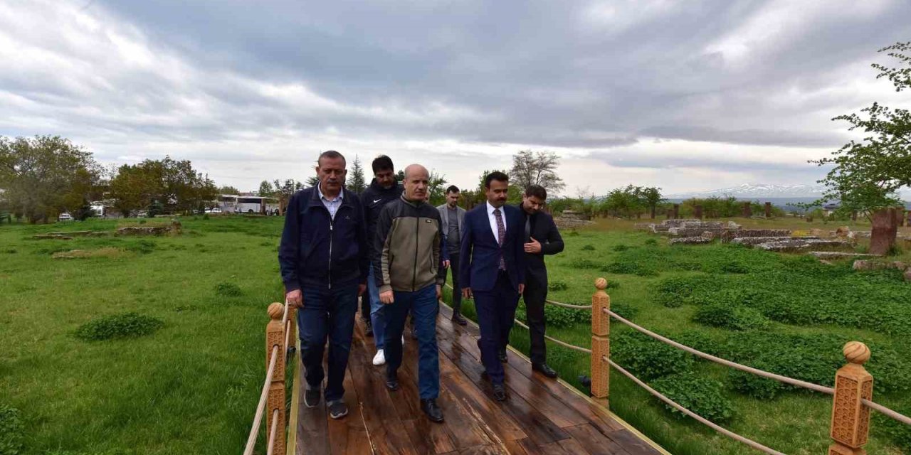 YÖK Başkanı Özvar Bitlis’te tarihi mekanları gezdi