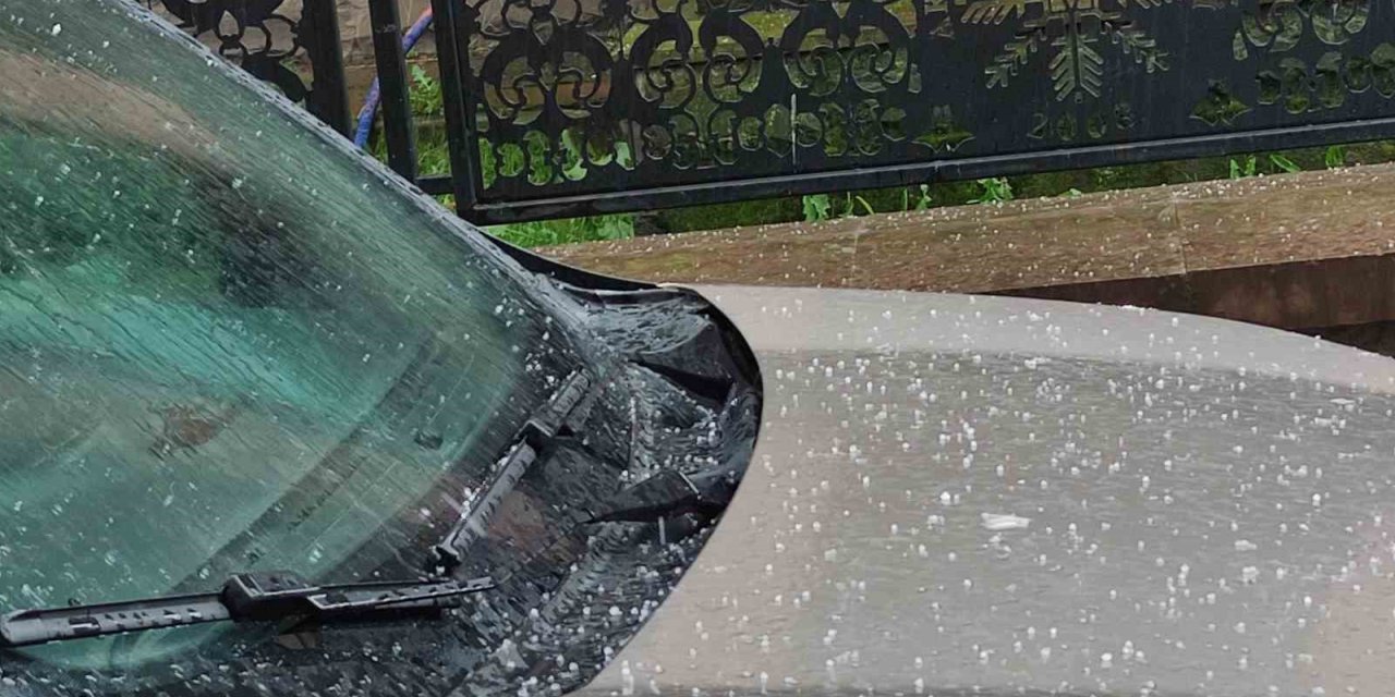 Ardahan’da dolu yağışı sonrası kent beyaza büründü