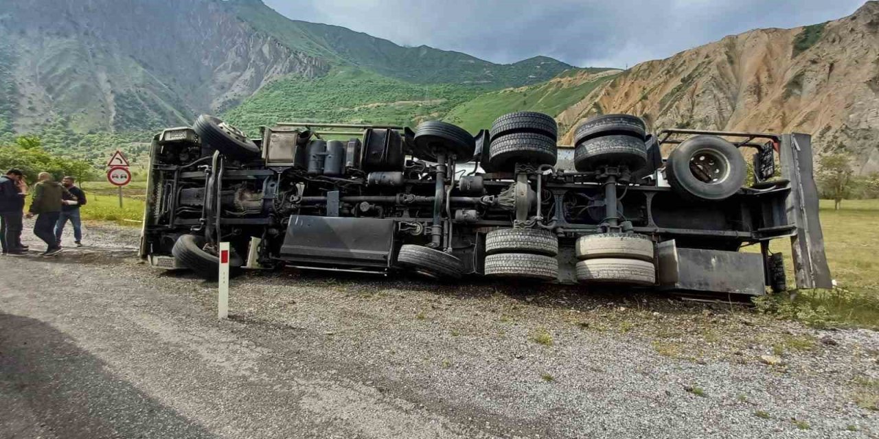 Hakkari’de yakıt tankeri yan yattı