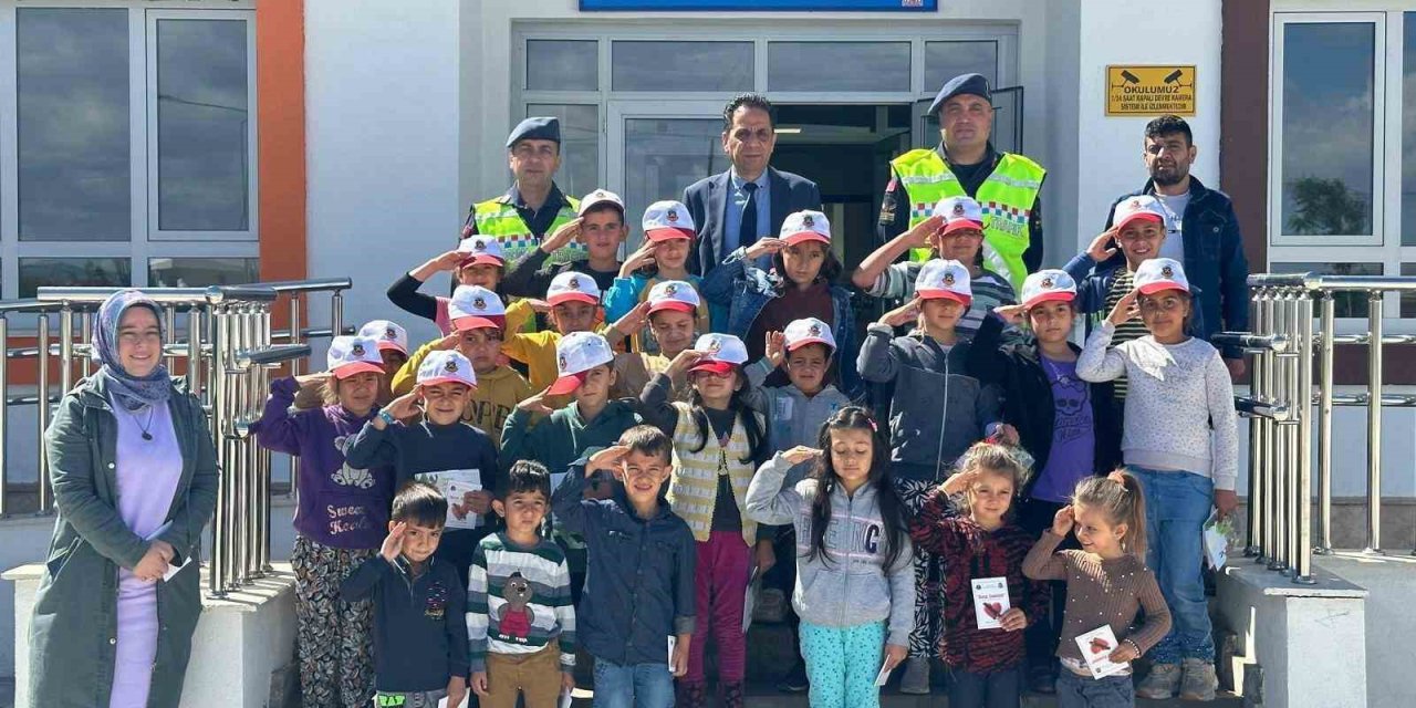 Jandarmadan öğrencilere trafik eğitimi