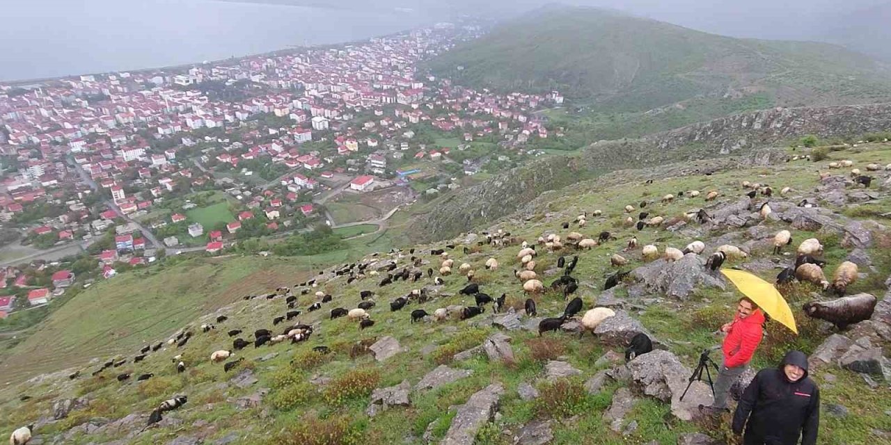 Yağmur ve dolu altında saatlerce “gökkuşağını” beklediler