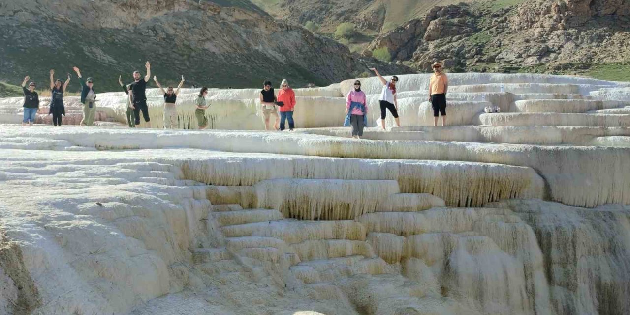 Pamukkale değil Başkale travertenleri