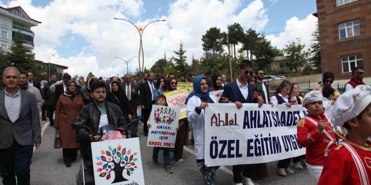 Ahlat’ta engelliler için farkındalık yürüyüşü