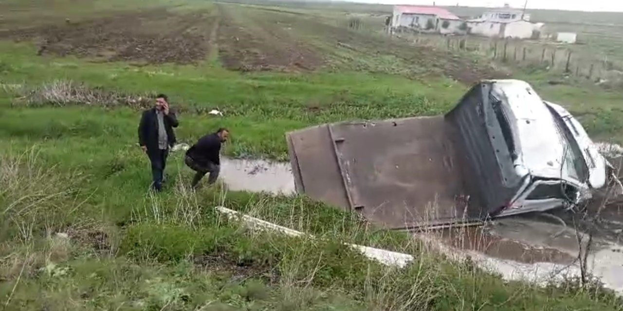 Kars’ta yoldan çıkan kamyonet çamura saplandı