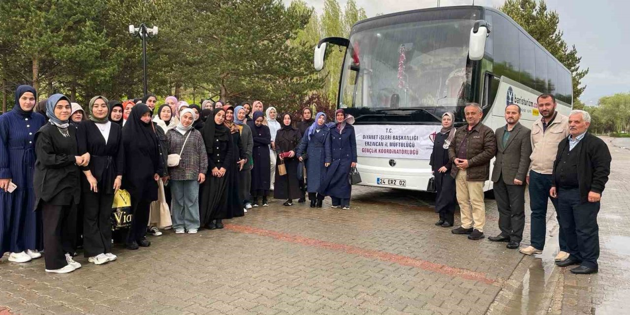 Erzincanlı gençler “Komşu Şehirler” projesiyle Bayburt’u gezdi