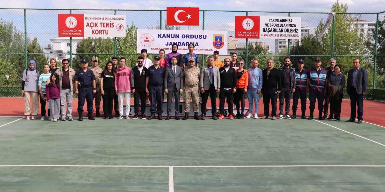 Tenis turnuvasında derece girenlere ödülleri verildi