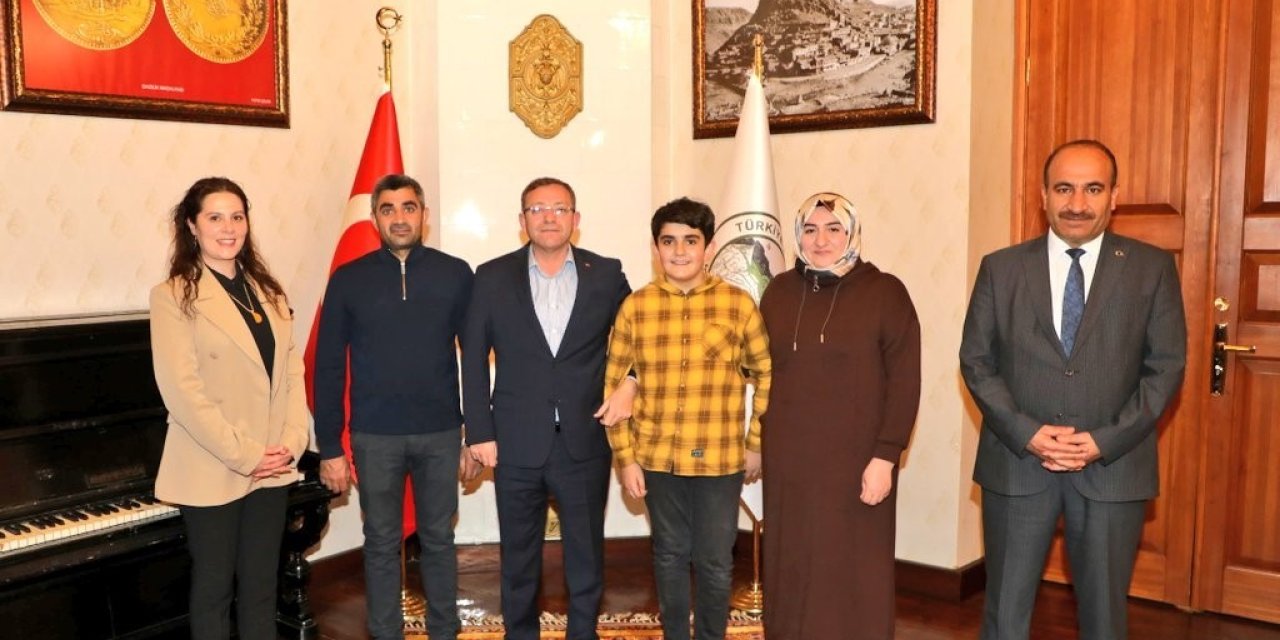 Vali Polat Türkiye 1’incisi öğrenciyi tebrik etti