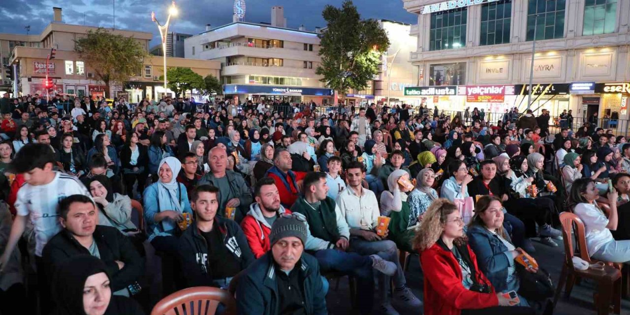 Erzincan’da açık hava sineması etkinliği yoğun ilgi gördü