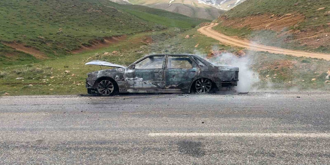 Çatak’ta seyir halindeki otomobil yandı