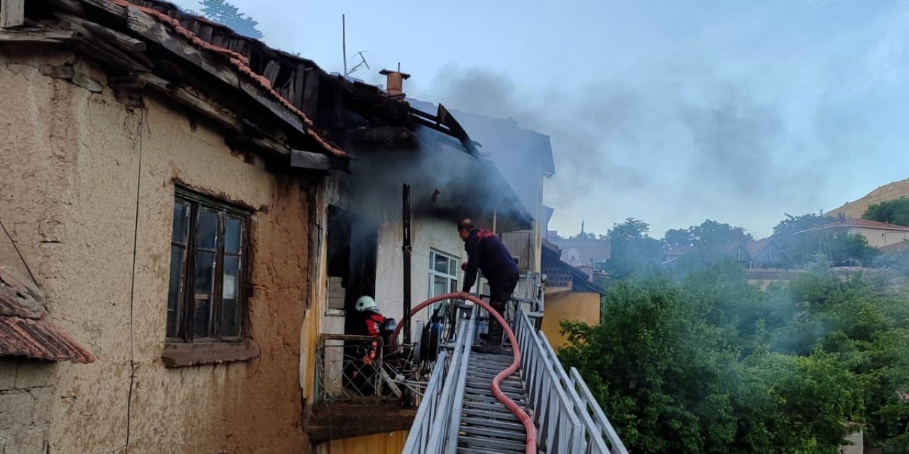 Malatya’da ev yangını, 2 kişi dumandan etkilendi