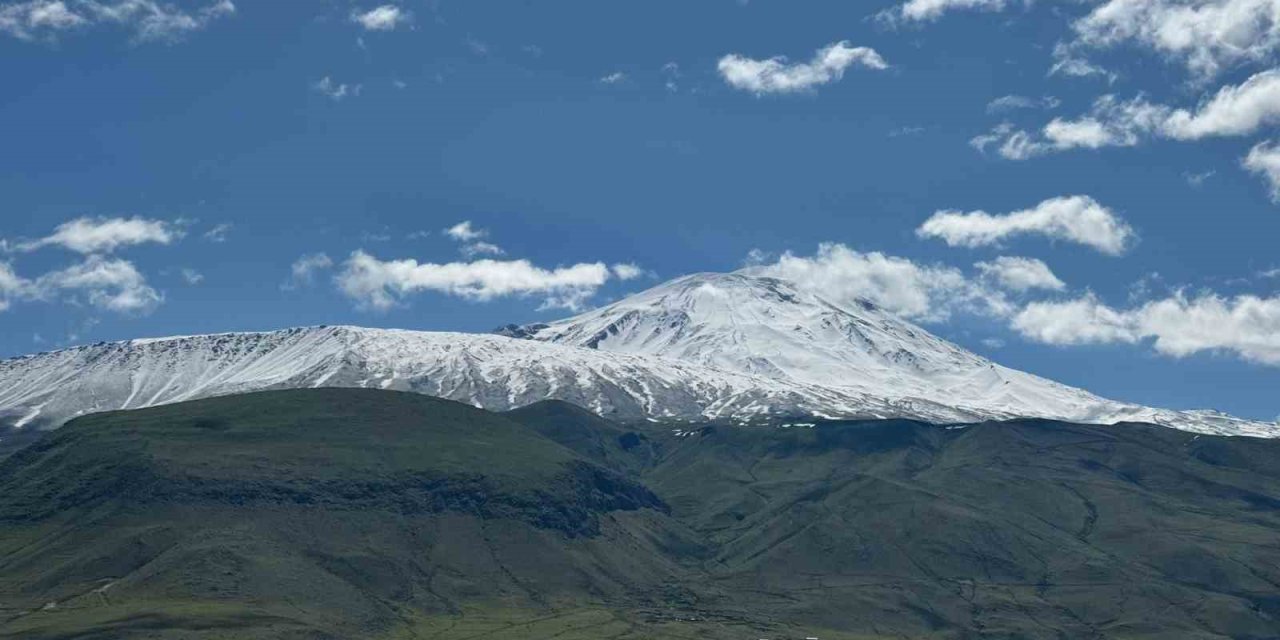 Mayıs ayında Ağrı Dağı’na kar yağdı