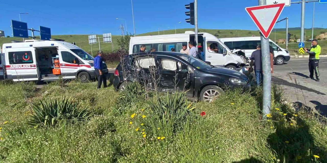 Bingöl’de otomobil ile minibüs çarpıştı: 9 yaralı