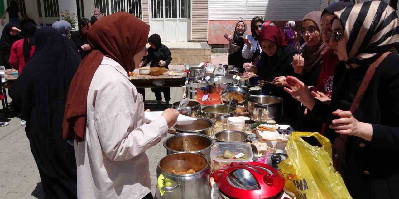 Tatvanlı öğrenciler Filistin yararına hayır kampanyası düzenledi