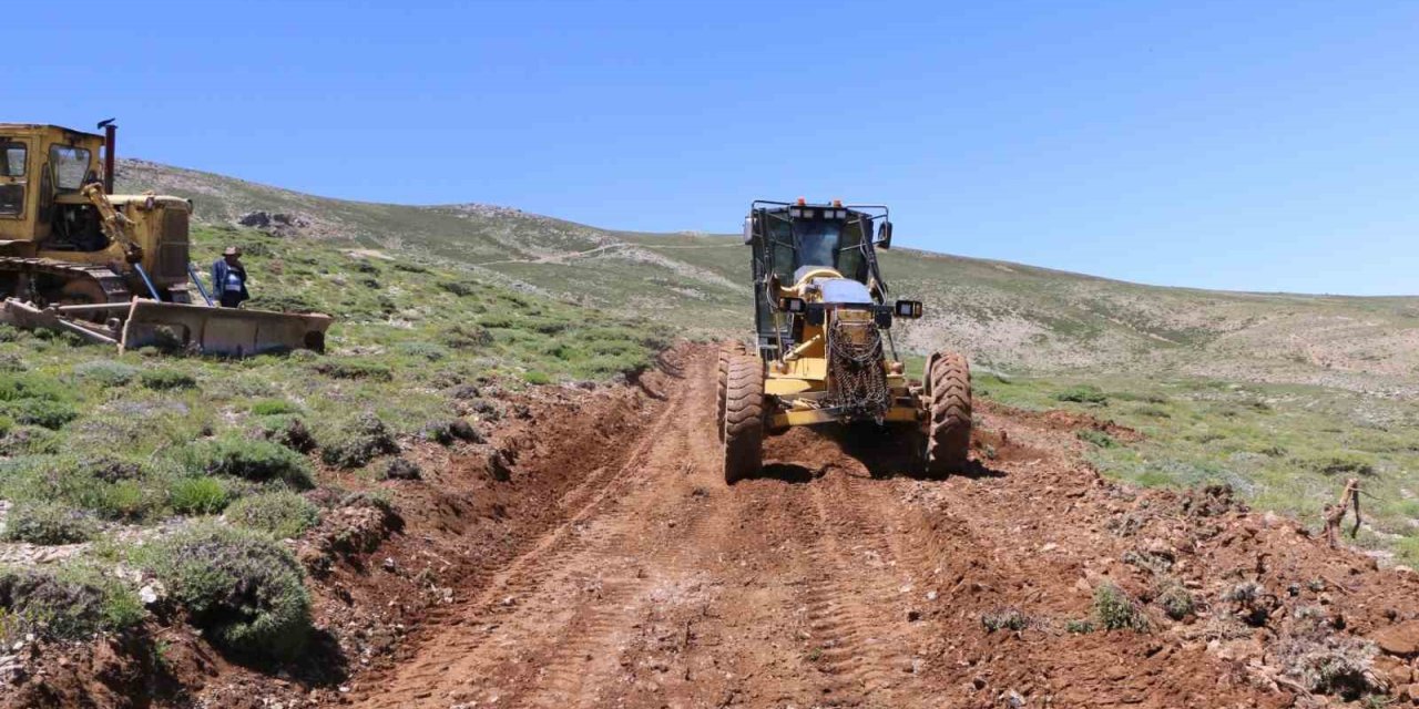 Elazığ’da  yayla yolu yapım çalışmaları sürüyor