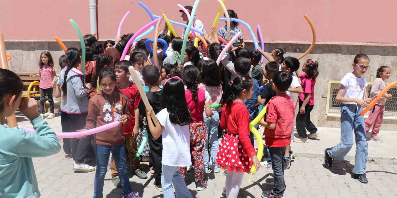 Malatya’da okul okul gezip öğrencileri eğlendiriyorlar